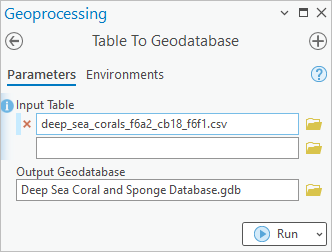 Zuvor in diesem Lernprogramm heruntergeladene und bearbeitete CSV-Datei wird der Eingabetabelle im Werkzeugbereich "Tabelle in Geodatabase" hinzugefügt.