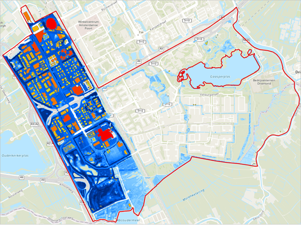 Überflutete Gebäude, die auf der Karte des Projektgebiets überlagert sind.