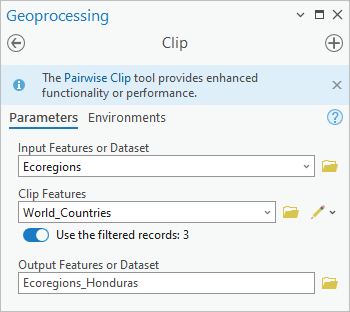 Clip tool parameters in the Geoprocessing pane