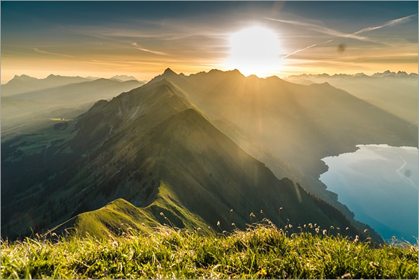 Verdes picos de montaña iluminados por el sol