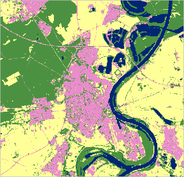 Vista detallada de un área urbanizada cerca de un río, con terrenos agrícolas y arbolados