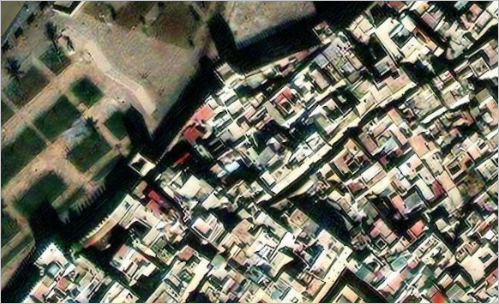 Muraille et maisons de la ville à Fez