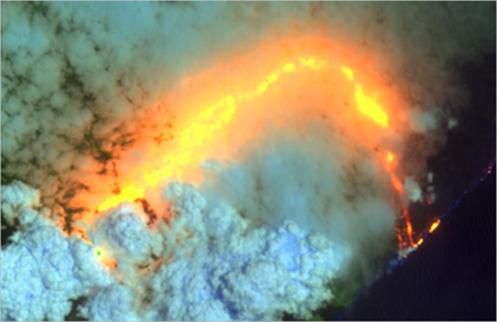 L’imagerie de la bande SWIR montre la coulée de lave sous la fumée.