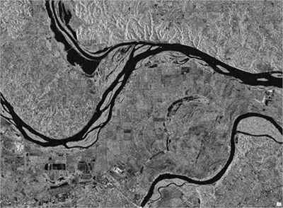 Étendue plus petite vers le centre de l’image SAR