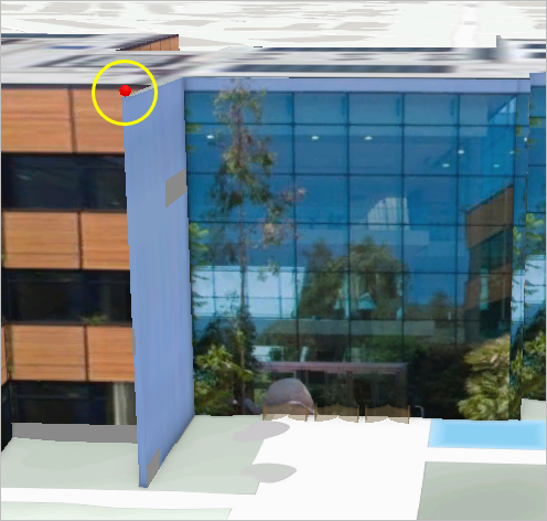 建筑物 Q 顶部一角使用红点表示的 CCTV 照相机位置
