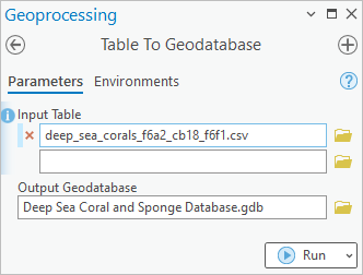您在本课程前面部分下载并编辑的 CSV 文件已添加到“表至地理数据库”工具窗格中的“输入表”