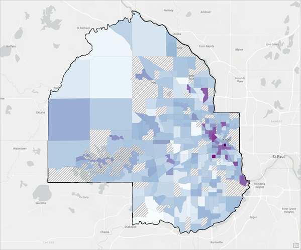 随即打开 ArcGIS Pro 包，其中显示了明尼苏达州亨内平县地图上按人口普查区域划分的平均指数得分值。