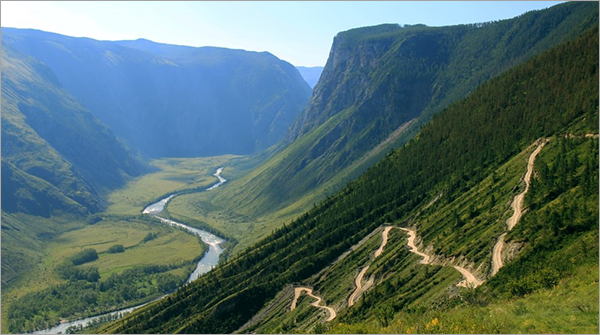 陡峭的绿色山脉之间的河谷